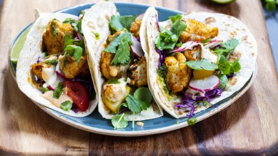 Tacos avec du chou-fleur rôti, du chou rouge et de la sauce au citron