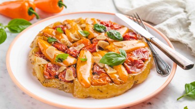 Tarte tatin met tatayoyo, cherrytomaten, basilicum en knoflook