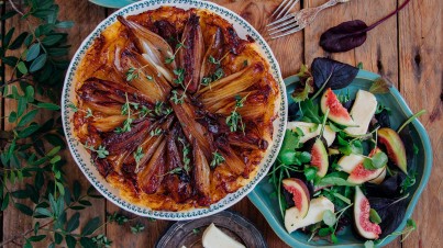 Hartige taartjes van sjalotten met een kruidige salade