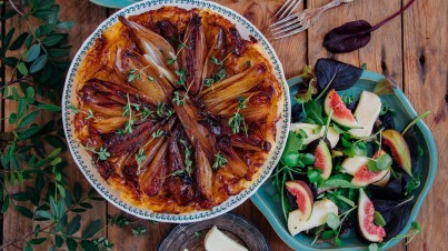 Tarte Tatin mit Schalotten & einem würzigen Salat