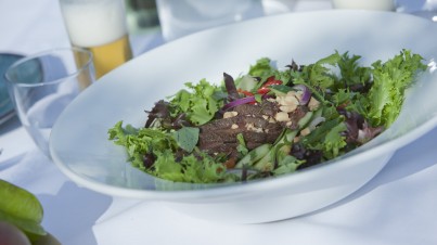 Thai beef salad with red and green Salanova® Crispy 