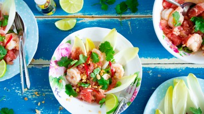 Thaise witlofsalade met grapefruit, garnalen, kokos en koriander 