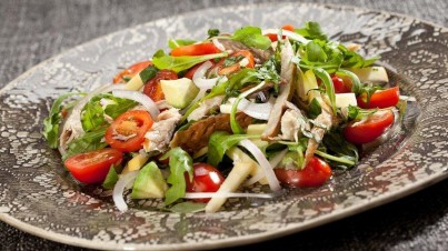 Snacktomaten salade met gerookte makreel