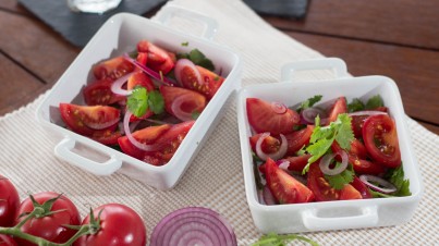 Ensalada de tomate, cilantro y cebolla roja
