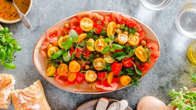 Tomatensalade met geroosterde kikkererwten en citroendressing