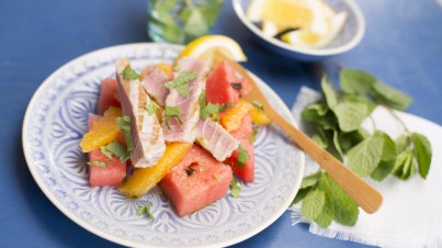 Ensalada de sandía con atún braseado, menta y naranja