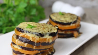 Torres de berenjenas y tomates asados gratinados Torres de berenjenas y tomates asados gratinados