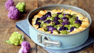 Torta de couve-flor de duas cores, bechamel e queijo