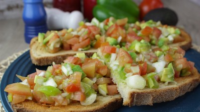 Tostas de pico de gallo con aguacate