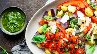 Bandeja al horno con verduras, ñoquis y pesto