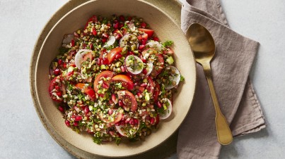 Ensalada mixta de tomate en rama y cereales