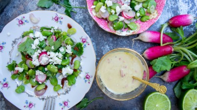 Tuinbonensalade met radijs, feta en tahindressing