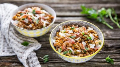 Speltsalade met linzen, ui, pecorino en rauwe ham