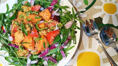 Ensalada de rúcula con marinado de papaya y germinados en mostaza 