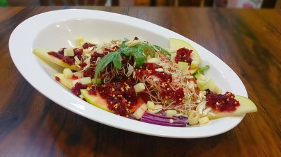 Ensalada de canónigos, rúcula, manzana y germinados con vinagreta de remolacha