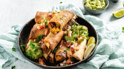 Taquitos veganos con puré de aguacate y salsa de tomate