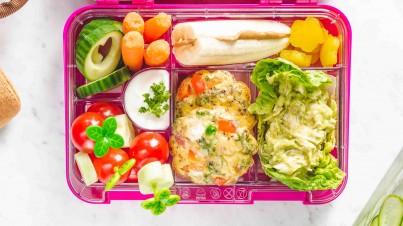 Bentobox met eimuffins en guacamole-kipbootjes