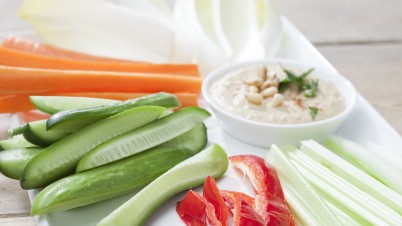 Un clásico del Medio Oriente: Hummus y verduras frescas