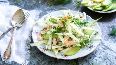 Venkelsalade met garnalen, avocado en dille