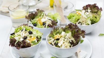 Couscoussalat mit Fenchel, Orange, Oliven und Feta