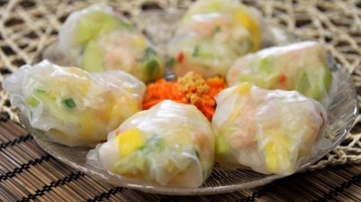 Salada enrolada estilo vietnamita com camarões
