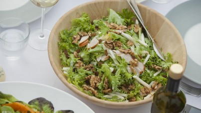 Klassieke Waldorf salade met gerookte kip en walnoten