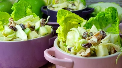 Ensalada de manzana, repollo y pasas