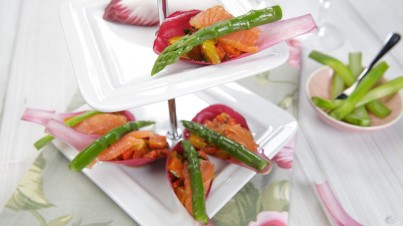 Barchette di radicchio trevigiano con salmone affumicato ed asparagi