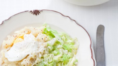 Gemarineerde witte kool salade met rozijntjes en noten