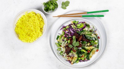 Stir-fry with cucumber, marinated tempeh, pointed cabbage and red cabbage