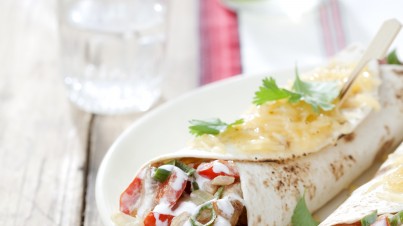 Rollito de ensalada con pepino, tomate y carne asada 