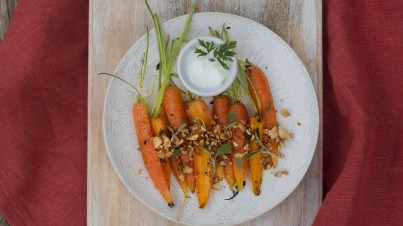 Zanahorias baby salteadas con crunchy de macadamia 