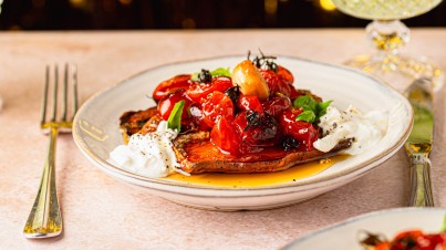 Chips de boniato con burrata y tomates a la plancha