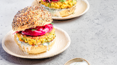 Courgetteburger met dillesaus en zoetzure rode ui