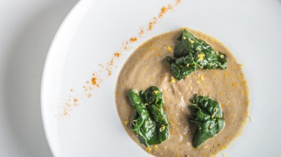 Zuppa di lenticchie e spinaci alla curcuma con crostoni integrali 