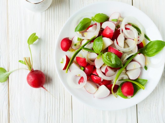 De l'oignon dans vos salades ? Trempez-le dans l'eau d'abord !