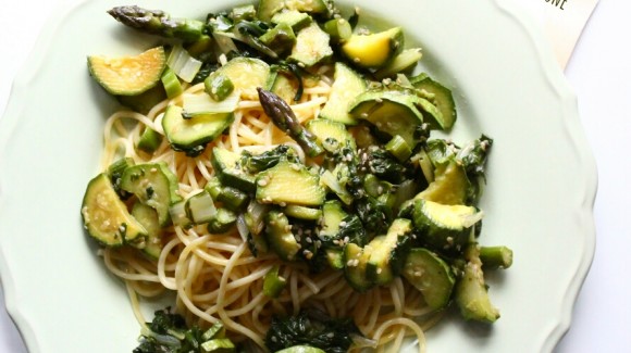 Spaghetti al verde di primavera con semi di sesamo