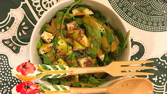 Ensalada de rúcula y pera con vinagreta de cacahuete