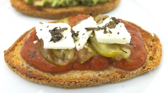 Tosta de salsa tomate con pepinillos y queso vegetal