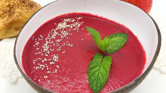 Salmorejo de remolacha y manzana roja