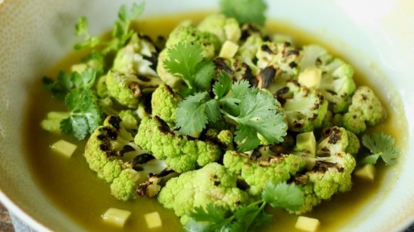 Couve-flor verde assada com molho de pozole verde 