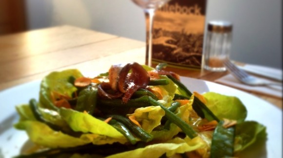 Kopfsalat mit grünen Bohnen, Anchovis und gebratenem Knoblauch