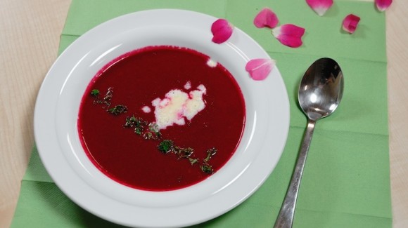 Sopa de remolacha con crema de rábano picante