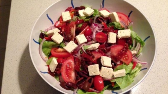 Salade italienne classique avec dressing au vinaigre de vin rouge