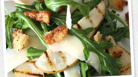 Insalata con pere grigliate, rucola e parmigiano