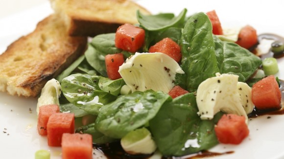 Ensalada de espinacas y sandía