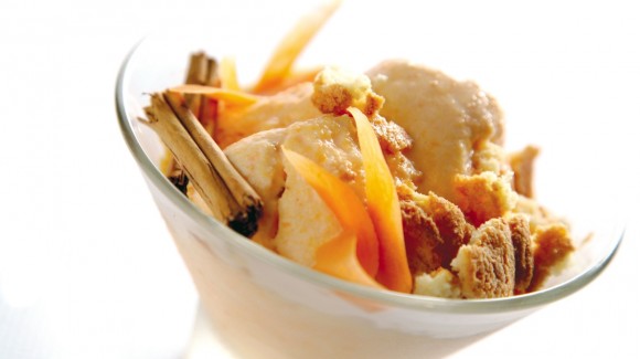 Coppa fredda di gelato al Fiordilatte  e carote  con amaretti artigianali e cannella in stecche