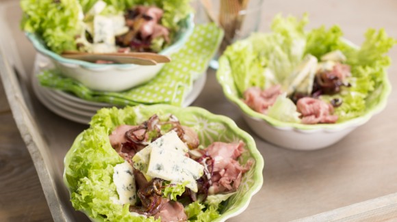 Knackiger Salanova®-Salat mit Roastbeef und Blauschimmelkäse