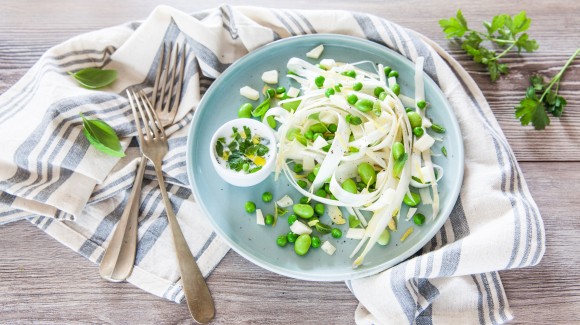 Insalata di asparagi bianchi con piselli, fave e Montasio