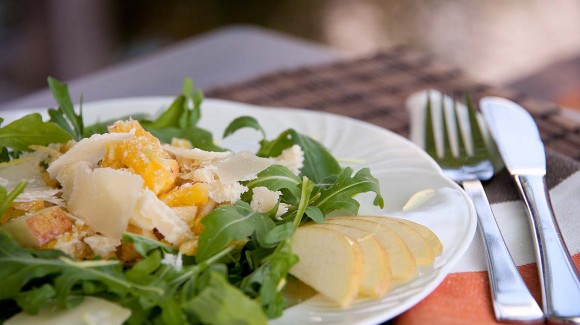 Ensalada de rúcula, fruta y nueces 